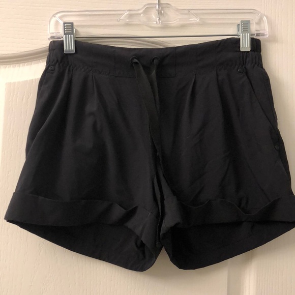 lululemon athletica Pants - Lululemon Spring Breakaway Shorts Size 6